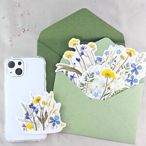 Sticker inspiré de l'Ukraine. Vraies fleurs bleues et jaunes pressées. Cadeau botanique, stickers herbier séchés pour iphone, macbook, ordinateur portable. les oubliettes