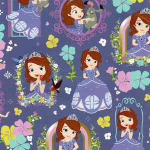 Peut inclure: Un papier d'emballage violet et or avec un motif répété d'une jeune princesse en robe violette avec une couronne, des fleurs et des oiseaux. La princesse tient une rose dans une image et un lapin dans une autre. Le texte "©Disney" apparaît dans le coin inférieur droit.