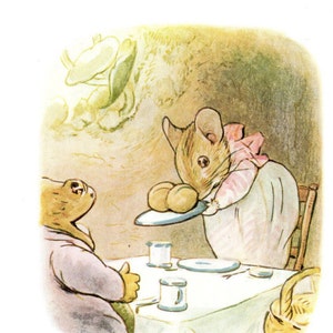 Może przedstawiać: Ilustracja w stylu vintage przedstawia mysz serwującą brzoskwinie żabie przy stole. Mysz nosi różową kokardę i fartuch. Żaba ubrana jest w jasnofioletowy płaszcz. Scena utrzymana jest w rustykalnym stylu vintage.