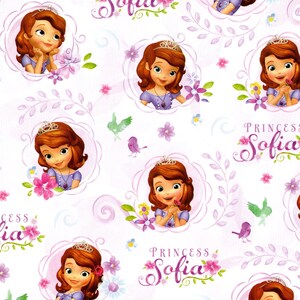 Peut inclure: Un fond blanc avec un motif répété de la princesse Sofia de la série Disney Junior. Le motif comprend la princesse Sofia dans une robe violette avec une couronne, des fleurs et des vignes. Le texte "Princess Sofia" est répété dans tout le motif.