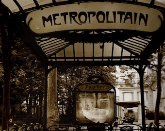Poster fotografico vintage della stazione della metropolitana Paris Abbesses - Scena di strada parigina - Arte murale francese