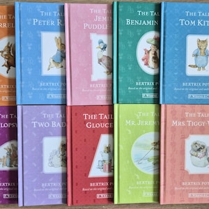 Puede incluir: Una colección de libros infantiles de Beatrix Potter con cubiertas coloridas. Los títulos incluyen "The Tale of Squirrel Nutkin", "Peter Rabbit", "Jemima Puddle-Duck", "Benjamin Bunny" y "Tom Kitten". Cada libro presenta ilustraciones.