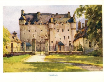 Puede incluir: Una pintura de acuarela de Traquair House, un castillo histórico en Escocia. El edificio es de color amarillo pálido con un techo marrón y está rodeado por un muro de piedra y una puerta. La pintura está sobre un fondo de hierba verde y árboles.