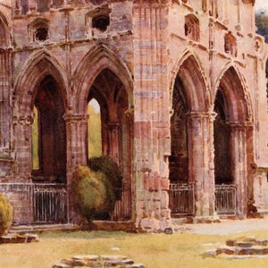 Puede incluir: Acuarela de una ruina de abadía de piedra desgastada con aberturas arqueadas. La estructura está pintada en tonos rosas y marrones, con follaje verde y un primer plano herboso. La obra evoca historia y tranquilidad.