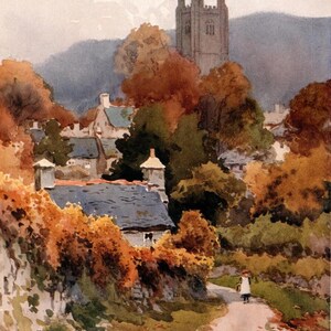 Könnte beinhalten: Aquarellmalerei einer Dorflandschaft im Herbst. Eine Straße führt an Häusern mit blau-grauen Dächern und einem Kirchturm im Hintergrund vorbei. Die Bäume sind in Orange- und Brauntönen gehalten.