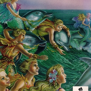 Puede incluir: Una ilustración colorida de sirenas montando delfines en el océano. Las sirenas llevan joyas de conchas marinas y tienen el pelo largo y suelto. Los delfines saltan fuera del agua y tienen algas marinas drapeadas sobre sus cuerpos. El fondo es un azul y un verde vibrantes.