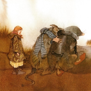 Può includere: Illustrazione ad acquerello di una ragazzina con un cappotto fantasia e un foulard rosso, che osserva due creature antropomorfe che si abbracciano. Una creatura indossa una sciarpa a righe e l'altra un cappotto scuro. La scena ha una calda tavolozza di colori terrosi.
