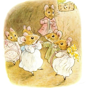 Peut inclure: Illustration vintage de plusieurs souris anthropomorphes vêtues de vêtements d'époque. Les souris sont dans un cadre clair, certaines portant des robes et portant des objets. Une souris porte un manteau rose. L'image a un style de livre de contes classique.
