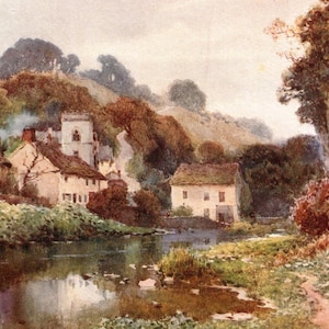 Puede incluir: Pintura a la acuarela de un paisaje sereno con un río, edificios y exuberante vegetación. La obra de arte representa un pueblo con casas e iglesia entre árboles y colinas, con un camino junto al agua.