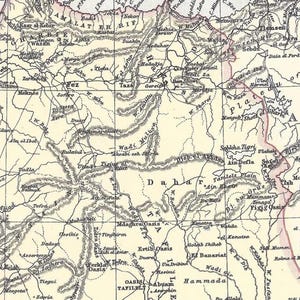 Puede incluir: Fragmento de mapa antiguo en tonos sepia, con detalles geográficos, nombres de lugares y líneas topográficas. El texto está en varias fuentes, lo que resalta su carácter vintage.