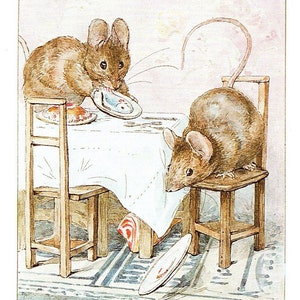 Op de afbeelding: Een vintage illustratie toont twee bruine muizen aan een kleine tafel met een wit tafelkleed en borden. Eén muis zit op een stoel en houdt een bord vast, de andere staat op de tafel. De scène is een charmante weergave.
