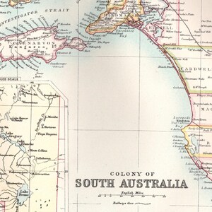 Könnte beinhalten: Antike Karte von Südaustralien mit Investigator Strait und Kangaroo Island. Die Karte ist in Beige-, Braun- und Blautönen gehalten und zeigt detaillierte geografische Merkmale und Ortsnamen. Der Text "COLONY OF SOUTH AUSTRALIA" ist sichtbar.