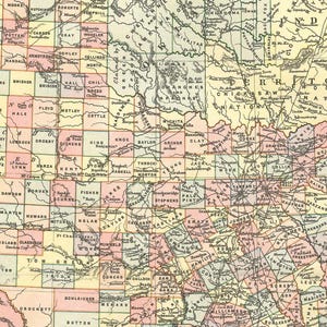 Könnte beinhalten: Eine detaillierte Vintage-Karte einer Region, wahrscheinlich in den Vereinigten Staaten, mit den Grenzen und Namen der Landkreise. Die Karte zeigt eine Farbpalette aus Gelb, Rosa und Grün, mit Textbeschriftungen, die Städte, Flüsse und geografische Merkmale angeben.
