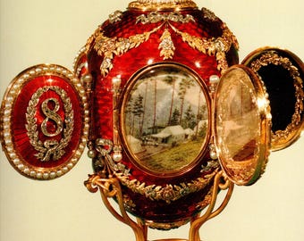 Peut inclure: Un œuf de Fabergé rouge orné de bijoux, sur un support en or, avec un couvercle à charnière qui s'ouvre pour révéler une peinture miniature d'une scène de forêt. L'œuf est décoré d'accents dorés et de perles.