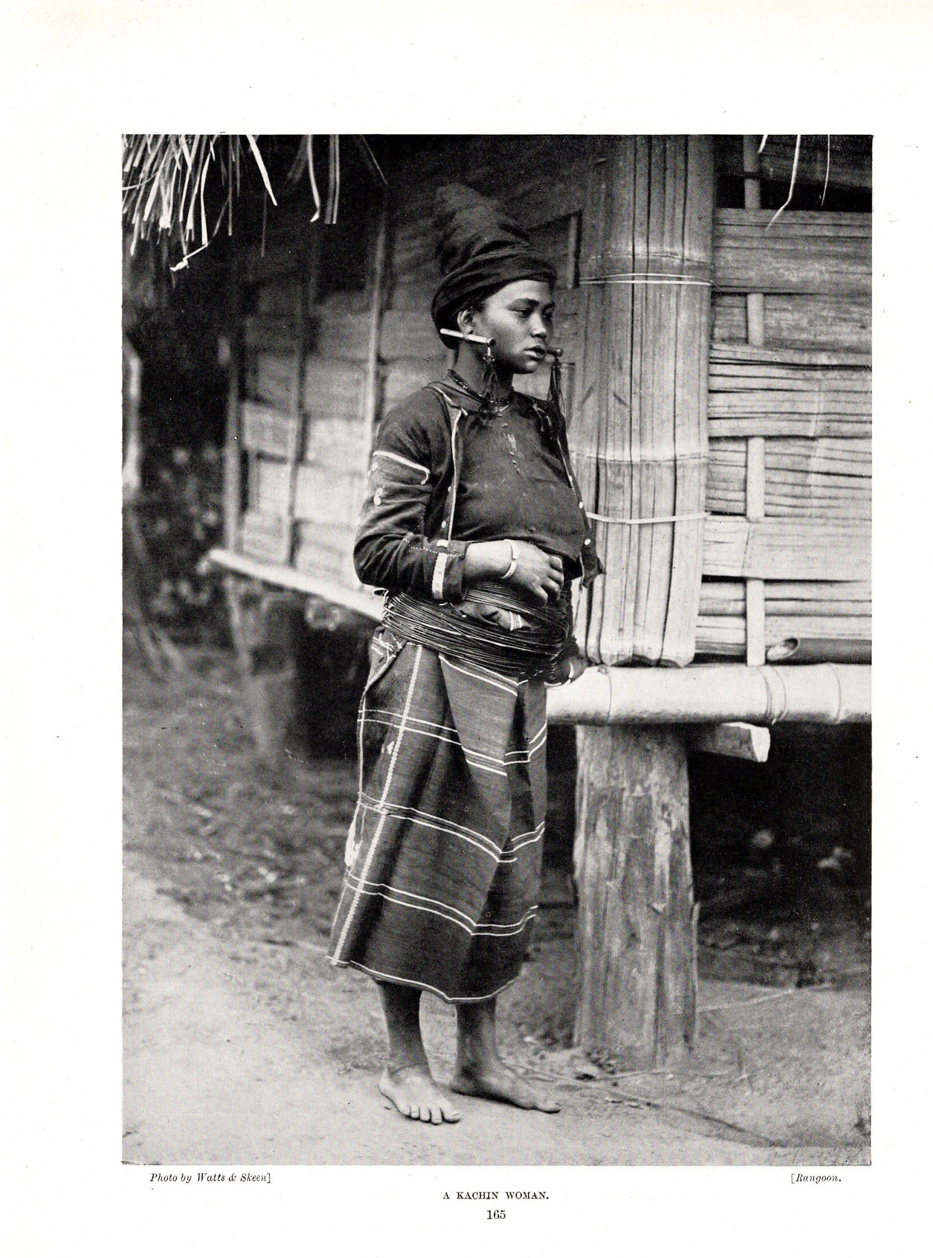 ミャンマー北部 カチン族 写真集「The Kachin」Teak House ミャンマー民族伝統布】カチン族・カチンラブバード柄