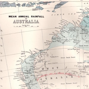 Puede incluir: Un mapa antiguo de Australia, que muestra la precipitación media anual. El mapa incluye características geográficas, nombres de lugares y el texto "MEAN ANNUAL RAINFALL OF AUSTRALIA". La escala está en millas inglesas.