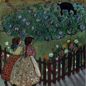 Puede incluir: Ilustración en acuarela de dos niñas mirando un jardín con coles y una cabra negra. Las niñas visten vestidos y están detrás de una valla de madera con flores. La escena está ambientada en un jardín.