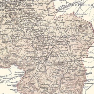 Può includere: Una mappa antica dettagliata di una regione scozzese, con città, colline e fiumi. La mappa è in toni seppia, con dettagli intricati ed etichette testuali. La mappa include le città di Edimburgo, Lanark e Hamilton.