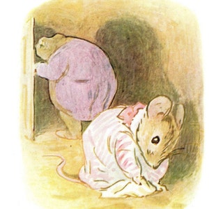 Może przedstawiać: Ilustracja dwóch myszy w przytulnym otoczeniu. Jedna mysz, w różowej koszuli nocnej, jest pochylona, ​​a druga, w podobnym stroju, stoi przy drzwiach. Grafika ma miękki, vintage'owy wygląd z ciepłymi, ziemistymi tonami.