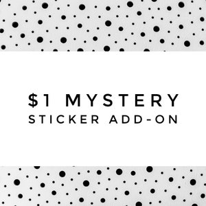 Puede incluir: Un fondo blanco con lunares negros. El texto "1€ MYSTERY STICKER ADD-ON" está centrado en el fondo blanco.