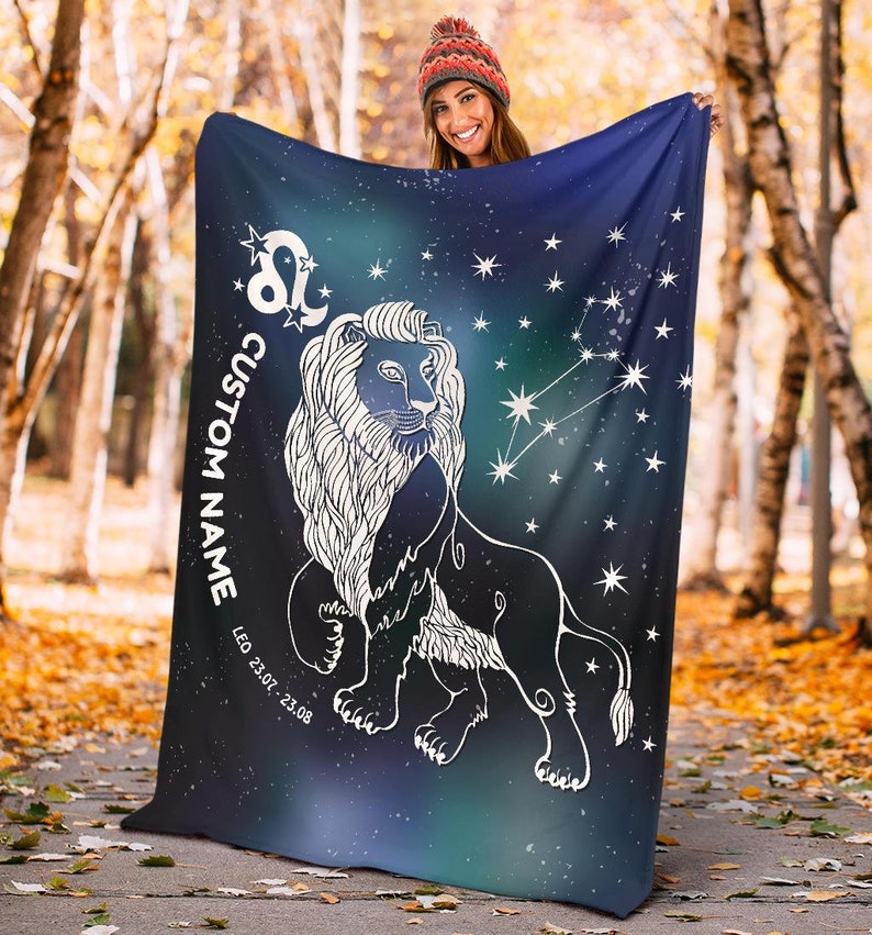 May include: A blue and green fleece blanket with a white outline of a lion and the zodiac symbol for Leo. The blanket also has white stars and the text "CUSTOM NAME LEO 23.07. - 23.08."