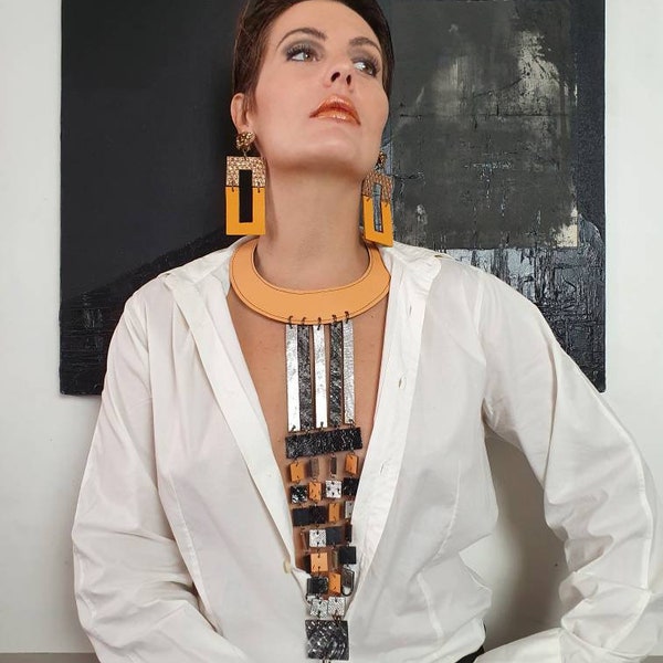 Collier cuir recyclé, collier plastron orange et argent, collier avant-garde, collier éthique, collier ethnique chic, collier Cleopatre