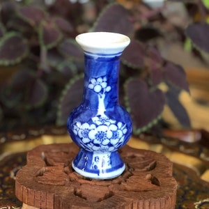 Vintage Porcelain Ceramic Vase - Beautiful Blue + White Mini Flower Vase with Traditional Oriental Design - Unique Gift Idea