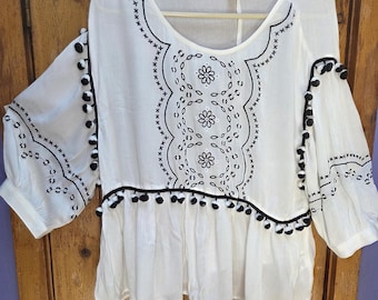 Unique wite flowing tunic with elaborate black embroidery Large NWOT