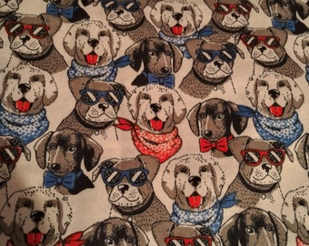 Puede incluir: Una tela blanca con un patrón repetido de perros con gafas de sol y bandanas. Los perros son en tonos de gris y marrón. Algunos perros llevan bandanas azules y otros llevan bandanas rojas.