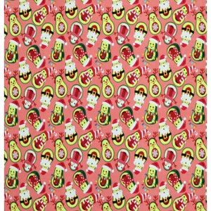 Può includere: Un tessuto rosa con un motivo ripetuto di metà avocado vestite da Babbo Natale e pupazzi di neve. Gli avocado sono verdi con noccioli marroni e hanno un viso sorridente. Gli avocado Babbo Natale indossano cappelli rossi e barbe bianche. Gli avocado pupazzi di neve indossano sciarpe rosse e cappelli neri.