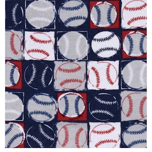 Może przedstawiać: Tkanina w kolorze czerwonym, białym i niebieskim z powtarzającym się wzorem baseballi. Baseballe znajdują się w różnych pozycjach i są otoczone czerwonymi i niebieskimi kwadratami.
