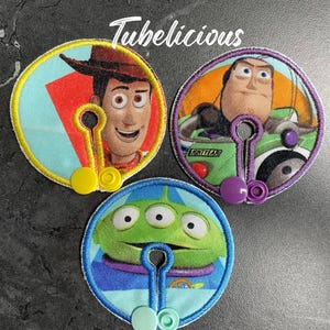 Toy Story G Tube Pads/G Tube Covers/Mic-Key AMT Mini One Sondenpads/Tubie Pads | Wiederverwendbarer Bio-Bambus, lustiges Muster, Gastrostomie