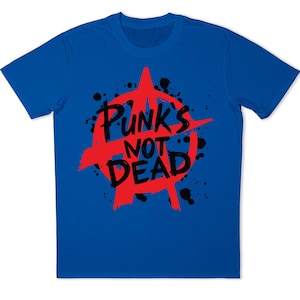 Peut inclure: Un t-shirt bleu roi à manches courtes arborant un symbole anarchiste rouge avec des éclaboussures de peinture noire. Le texte "PUNKS NOT DEAD" est imprimé dans une police noire audacieuse et manuscrite au centre du symbole anarchiste rouge.