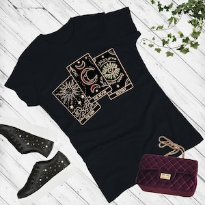 Camiseta de mujer con cartas del Tarot Místico: Sol, Luna y Destino, estilo bohemio, con ilustraciones de estética celestial, espiritual y oculta.