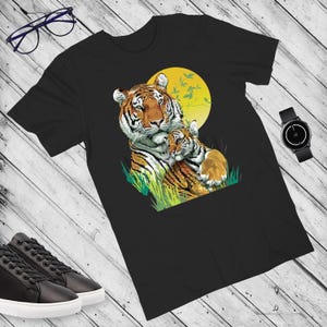 Camiseta gráfica de tigre y cachorro - Arte de animales salvajes