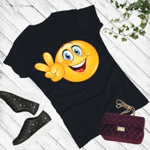 Emoji znaku pokoju, fajny gest pokoju, grafika z kreskówkową ręką, idealny do koszulek z pozytywnymi wibracjami, modny pomysł na nadruk na koszulce
