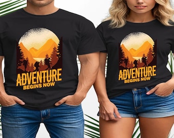 Abenteuer beginnt jetzt Wandern T-Shirt für Unisex | Sonnenuntergang Berglandschaft T-Shirt | Outdoor Entdecker Grafik-Shirt | Natur Reise Geschenk für Wanderer