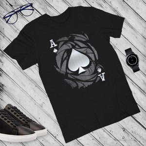 エース・オブ・スペード メンズグラフィックTシャツ、メンズエッジィロックンロールTシャツ、グランジスタイルのカードシンボルシャツ、彼へのユニークなギフト、バイカーロックTシャツ、ポーカートップ