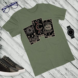 Mystische Tarot Kunst Karte Print Herren T-Shirt–Sonne,Mond&Schicksal Karten|Boho Witchy Tee|Celestial Spiritualität|Okkulte ästhetische Illustration T-Shirt