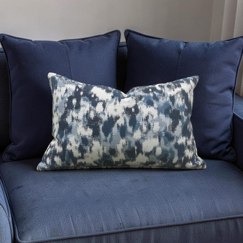 K&ouml;nnte beinhalten: Rustikales Holzschild mit dem Text "Welcome to our home" in wei&szlig;er Schrift. Das Schild hat eine Used-Optik und ein schlichtes, einladendes Design, ideal f&uuml;r die Eingangsbereichsdekoration.