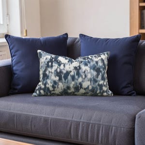 K&ouml;nnte beinhalten: Ein Set aus drei Keramikbechern mit gesprenkelter, matter Oberfl&auml;che. Die Becher sind in den Farbt&ouml;nen Creme, Hellgrau und Dunkelgrau gehalten. Jeder Becher hat ein schlichtes, minimalistisches Design, ideal f&uuml;r Kaffee oder Tee.