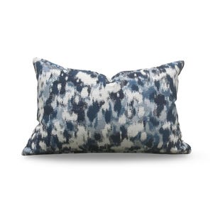 K&ouml;nnte beinhalten: Ein Set aus drei Keramikbechern mit gesprenkelter, matter Oberfl&auml;che. Die Becher sind in Creme-, Hellgrau- und Dunkelgraut&ouml;nen gehalten. Jeder Becher hat ein schlichtes, modernes Design, perfekt f&uuml;r Kaffee oder Tee.