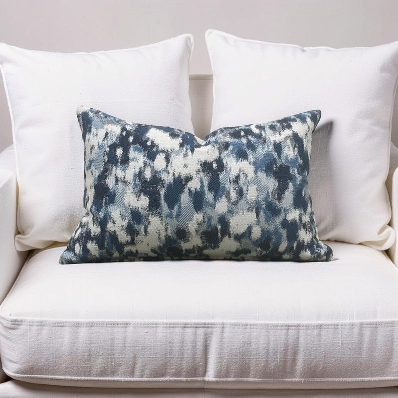 K&ouml;nnte beinhalten: Eine wei&szlig;e Keramik-Tasse mit schwarzem Henkel und dem Text "But First, Coffee" in schwarzer, handschriftlicher Schrift. Die Tasse steht auf einer wei&szlig;en Oberfl&auml;che.