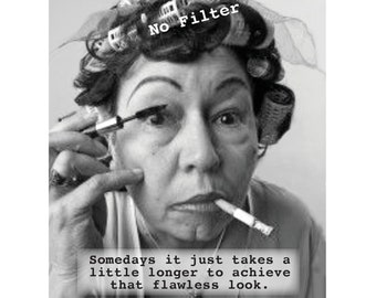 Può includere: Una foto in bianco e nero di una donna con i bigodini nei capelli che si applica il mascara e fuma una sigaretta. Il testo "No Filter" è sovrapposto all'immagine. La didascalia recita "A volte ci vuole solo un po' più di tempo per ottenere quel look impeccabile."