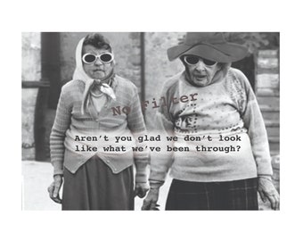 Könnte beinhalten: Zwei ältere Frauen, eine mit Hut und Sonnenbrille, die andere mit Sonnenbrille und Schal, stehen vor einer Backsteinmauer. Der Text "No filter" und "Aren't you glad we don't look like what we've been through?" ist über das Bild gelegt.