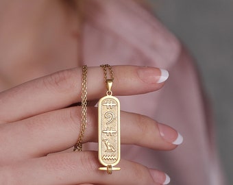 エジプト象形文字ペンダント 金色のエジプトのカルトゥーシュネックレス、カスタム象形文字