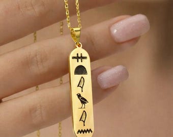 パーソナライズされたゴールドのカルトゥーシュネックレス