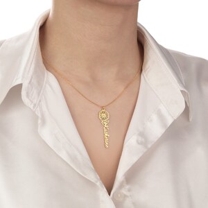 Collar con flor de nacimiento dorada: colgante con nombre grabado en plata de ley, accesorio elegante para mujer, regalo personalizado y considerado