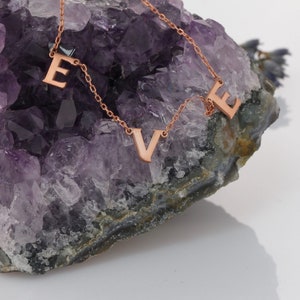 Colar personalizado com três letras, design lateral personalizado, presente de Natal perfeito, design personalizado exclusivo, perfeito para presente de Natal