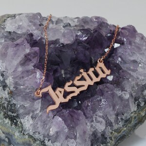 Collar de oro personalizado en inglés antiguo, diseño de letras personalizado, recuerdo elegante o regalo único para ella, collar navideño para abuela